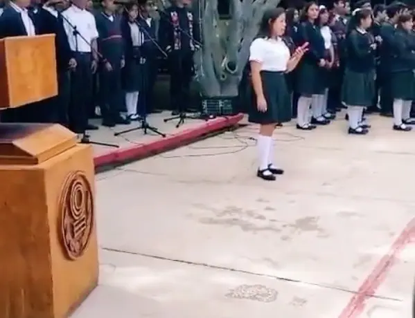 A través de TikTok, un alumno del Cobao 8 de Huajuapan compartió el momento en el que la joven advierte que no han querido llevar la situación a la dirección central en la capital de Oaxaca. Foto: TikTok launicornio369.