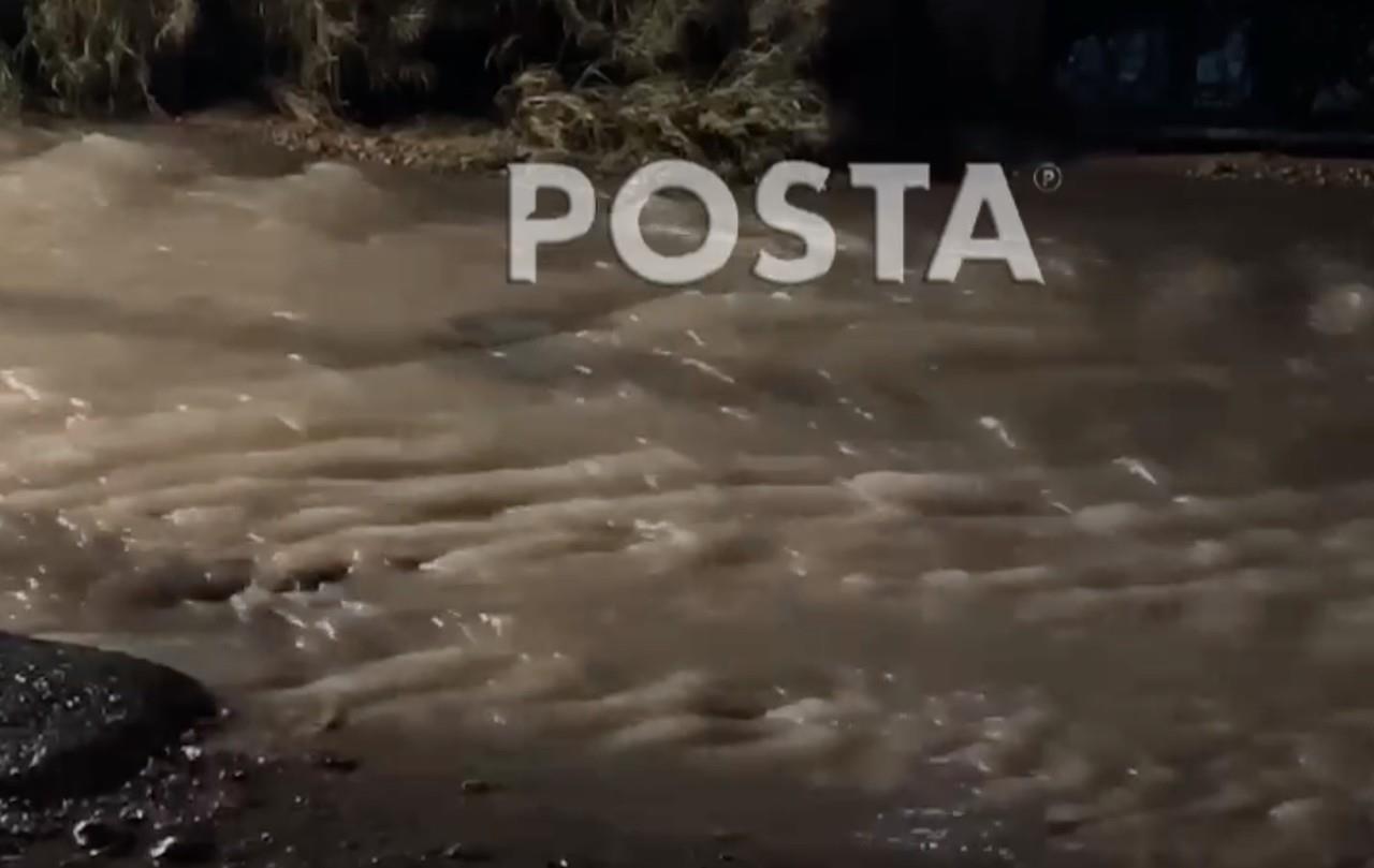 El desperdicio del agua aparentemente se generó en una tubería de 58 pulgadas del Acueducto de Mina, que es una de las dos que abastece de agua a Escobedo y San Nicolás, que aparentemente se dañó. Foto: Raymundo Elizalde.