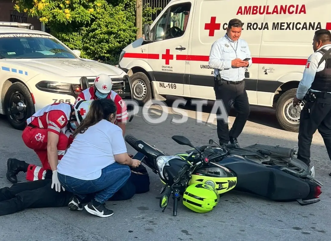 Elementos de la Cruz Roja llegaron a la zona para atender al herido que presentaba diversos golpes, que no ponían en riesgo su vida. Foto: Raymundo Elizalde.