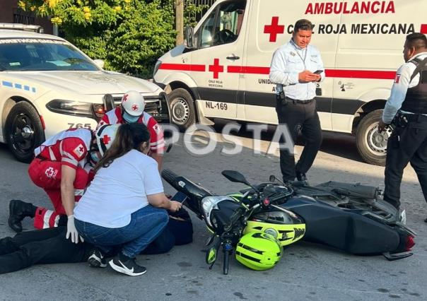 Se pasa alto motociclista y choca en la colonia Moderna