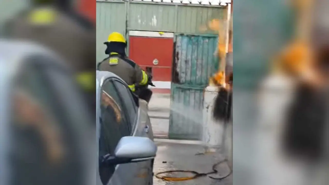 Debido a una fuga en uno de los cilindros, los dos tanques de gas se vieron envueltos en llamas, provocando la movilización del cuerpo de bomberos al lugar. Foto: Captura de pantalla.