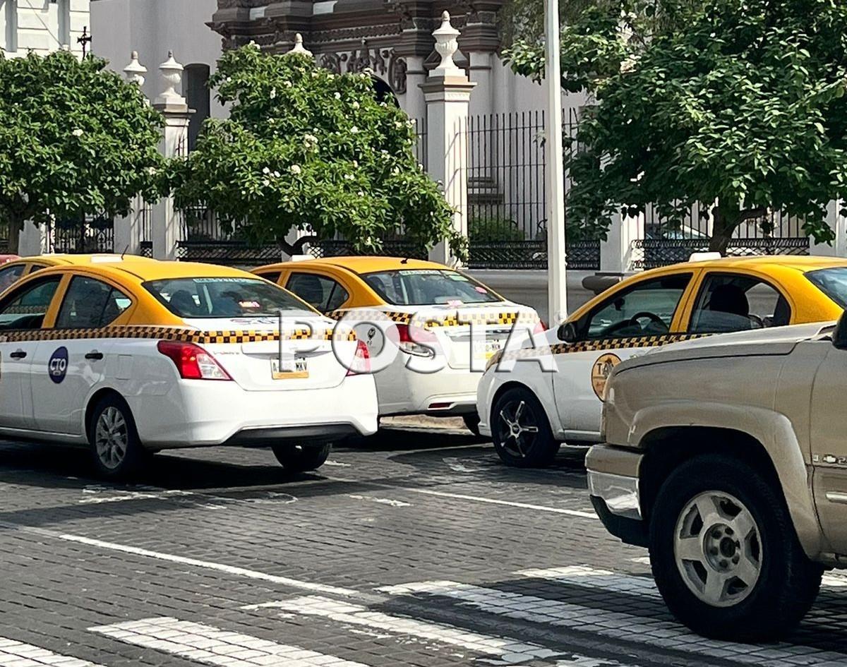 Protestan 500 taxistas en Palacio de Monterrey