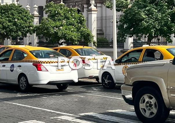 Protestan 500 taxistas en Palacio de Monterrey