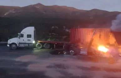 Cierran carretera Victoria - San Luis Potosí por incendio de tráileres