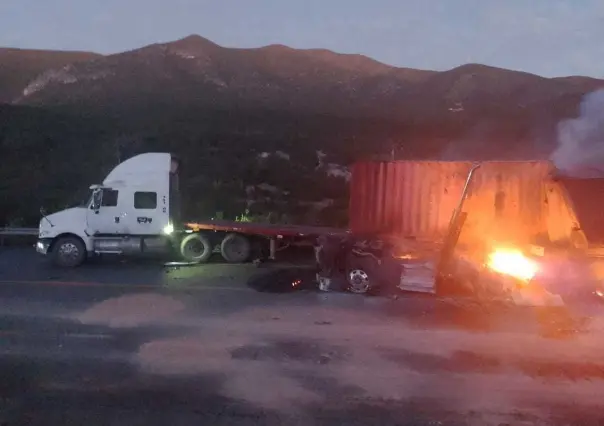 Cierran carretera Victoria - San Luis Potosí por incendio de tráileres