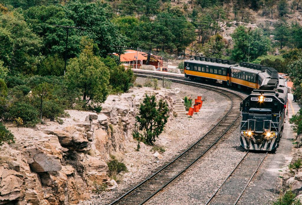 Tren del Chepe donde puedes conocer lo mejor de las Barrancas del Cobre. Foto: Daniel Almazán Klinckwort.