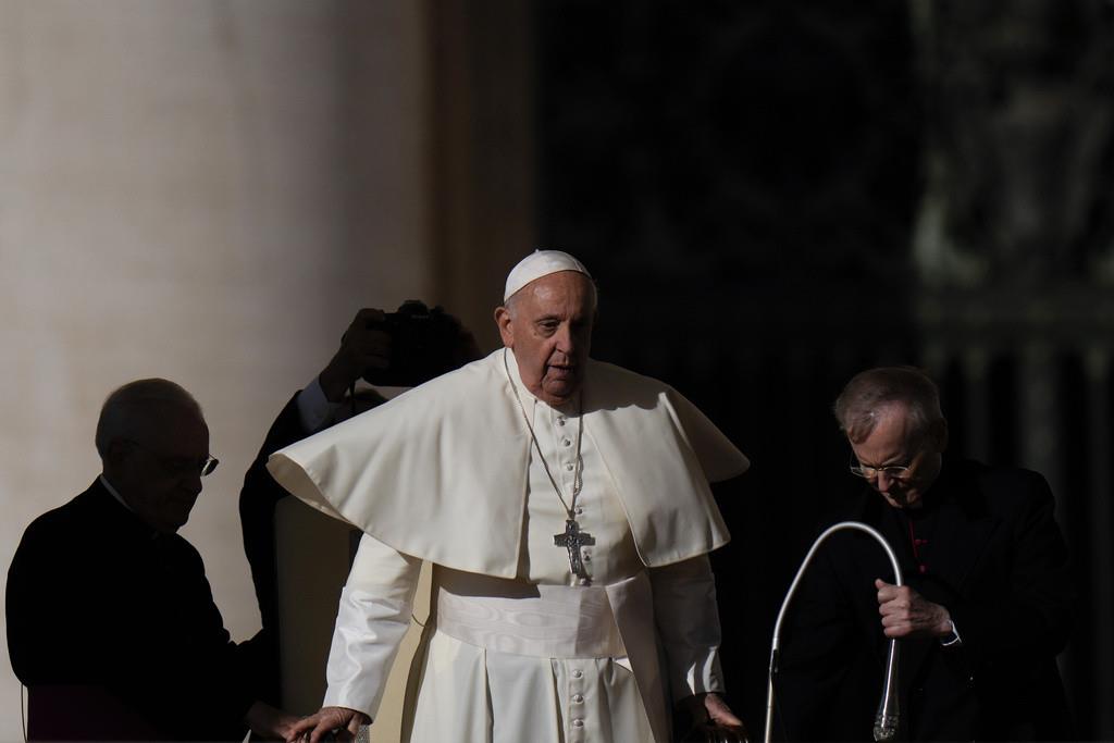 El papa Francisco llega a la Plaza de San Pedro del Vaticano para su audiencia semanal, el 8 de noviembre de 2023. (AP Foto/Alessandra Tarantino)