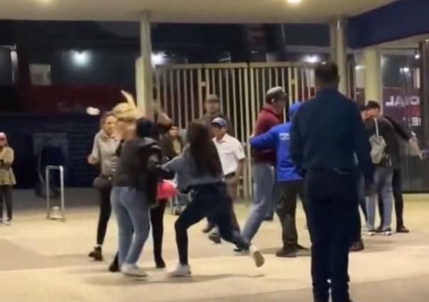 Da aficionada batazo a otra mujer en el estadio de los Sultanes