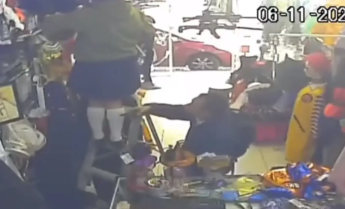 Cachan a pervertido grabando con celular a una jovencita por debajo de su falda