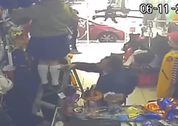 Cachan a pervertido grabando con celular a una jovencita por debajo de su falda