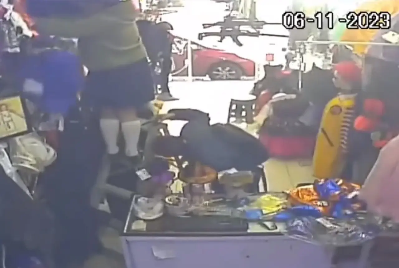 Cachan a pervertido grabando con celular a una jovencita por debajo de su falda