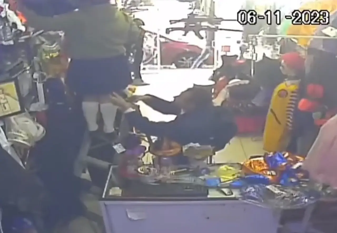 Cachan a pervertido grabando con celular a una jovencita por debajo de su falda