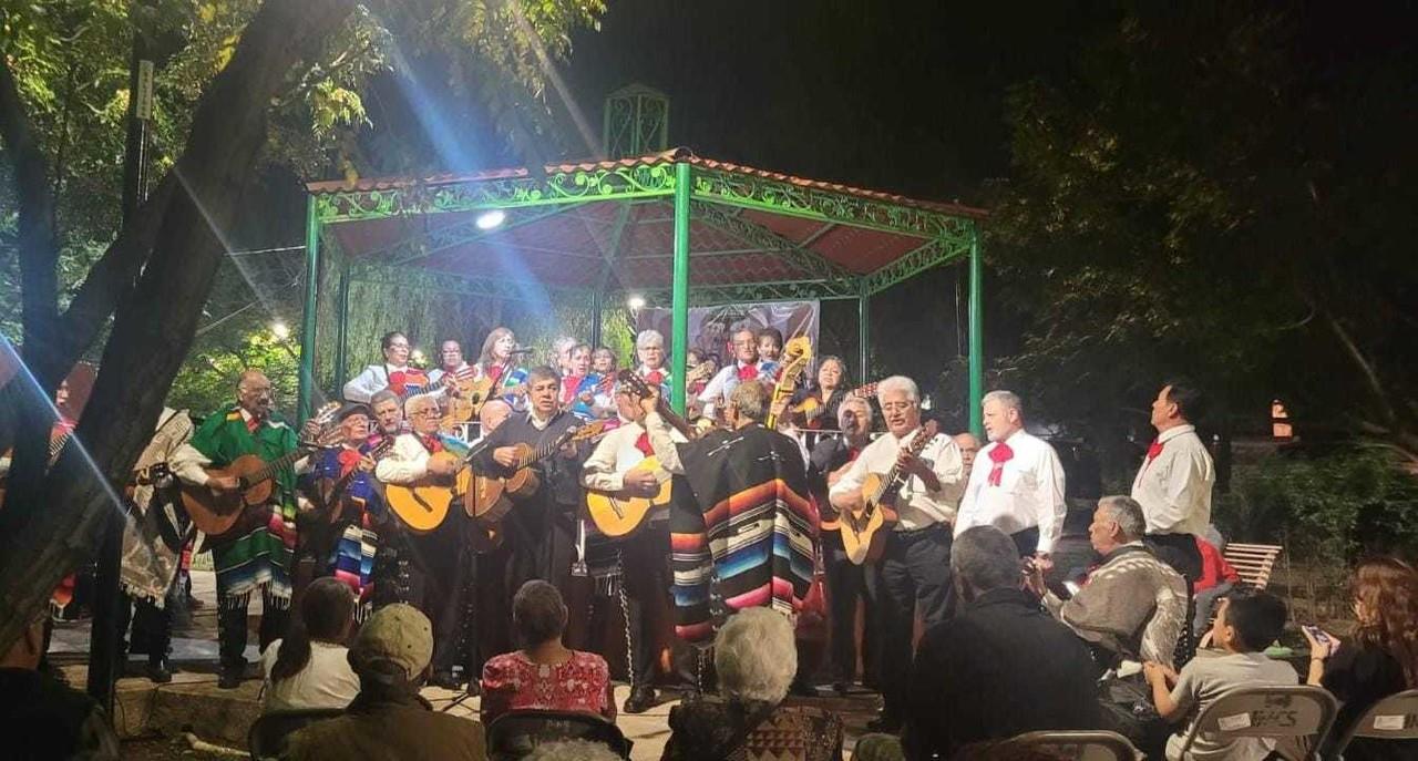 Se presentó la Rondalla Voces y Guitarras del Amor en el Kiosco de la Plaza Miravalle sur. (Fotografía: Marco Juárez)