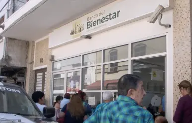 Siguen largas filas para cobro de pensión del Bienestar