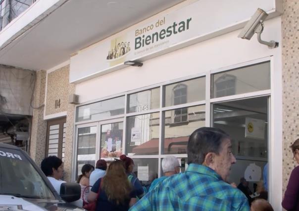 Siguen largas filas para cobro de pensión del Bienestar