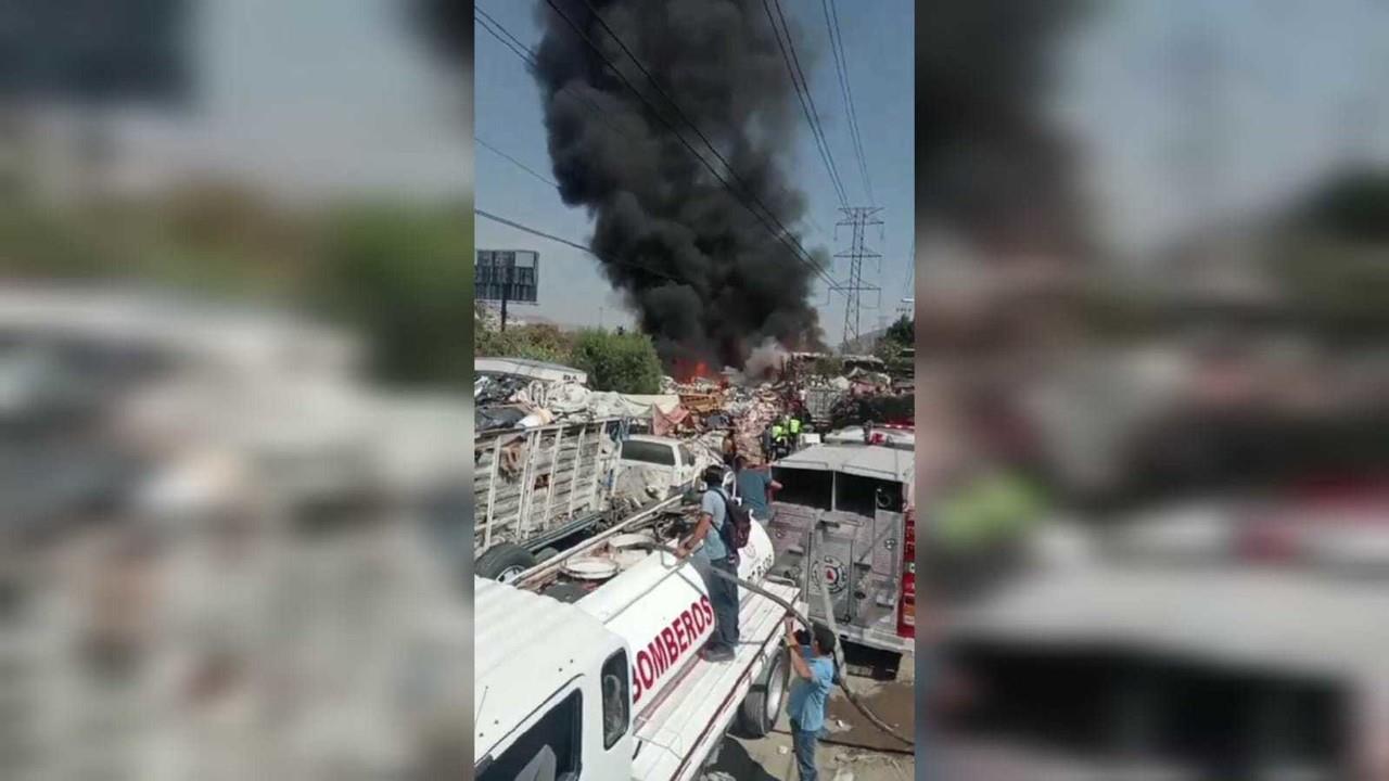 El fuego consumió desechos de plástico y cartón, lo que provocó un gran columna de humo negro que alarmó a los habitantes de la colonia San Pedro Xalostoc, en Ecatepec. Foto: Captura de pantalla
