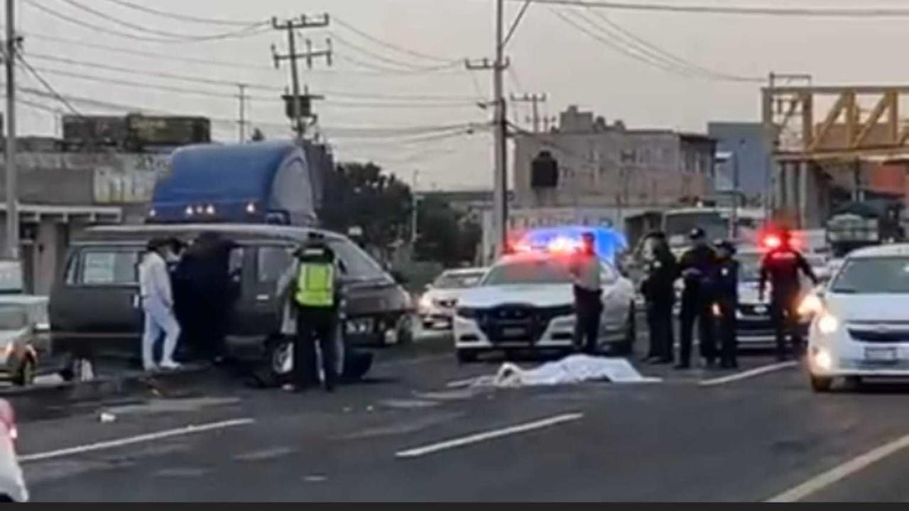 Los primeros informes señalaron que la víctima viajaba como pasajera en la combi y salió disparada de la unidad al dar varios giros. Foto: Captura de pantalla