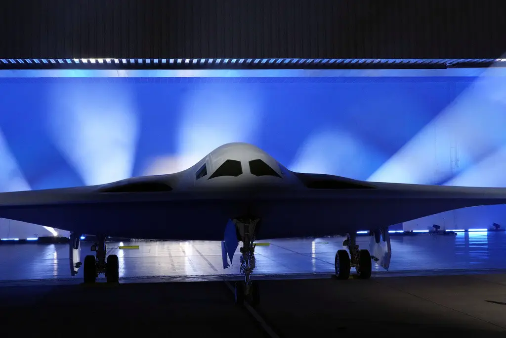 El bombardero nuclear B-21 Raider es presentado ante la prensa en Northrop Grumman, el 2 de diciembre de 2022, en Palmdale, California. (Foto AP/Marcio José Sánchez, Archivo)