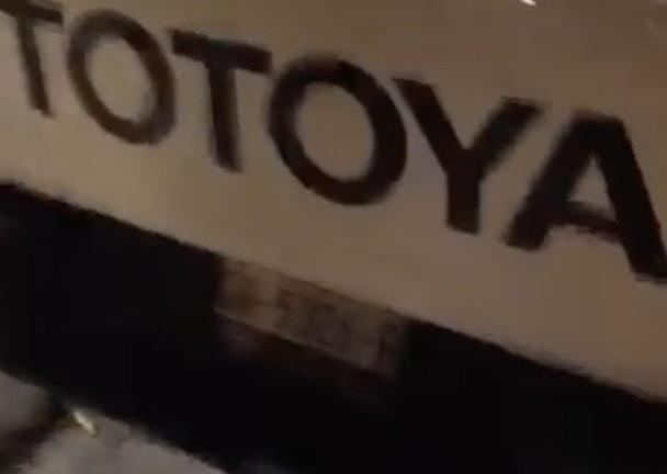 En el video se ve al joven colocar en grandes etiquetas la marca de su vehículo, Toyota. Sin embargo, el resultado no fue para nada el esperado. Foto: X @Nopal_revenge.