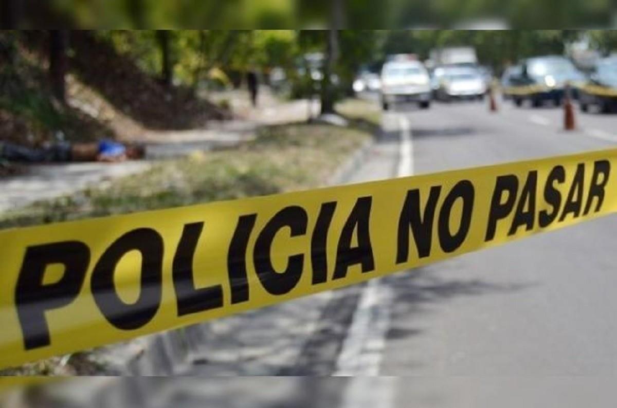 El cuerpo del hombre fue trasladado por peritos al Instituto Zacatecano de Ciencias Forenses donde se le realizará la autopsia de ley. Foto: DigitalMex