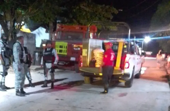 En su cuenta de X dio a conocer que se evacuaron a 5 familias a la colonia Pueblo Unido, a casa de familiares ya que alrededor de 50 viviendas se encuentran rodeadas por el agua. Foto: Protección Civil de Tabasco.