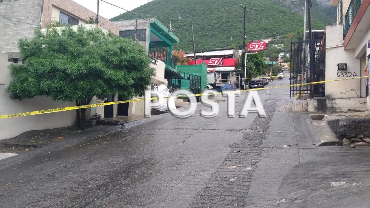 El hombre, cuya identidad no ha sido revelada, fue hallado envuelto en cobijas y con una funda de almohada en su rostro, presentando golpes en el cráneo y manchas de sangre. Foto: Raymundo Elizalde.