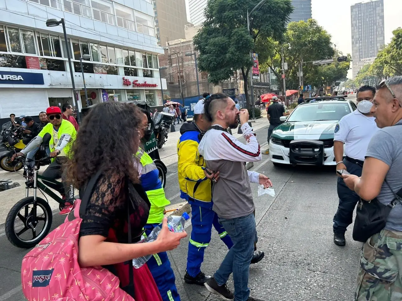 Conflicto en el Hemiciclo a Juárez: Comerciantes vs. manifestantes cannábicos. Foto: Ramón Ramírez