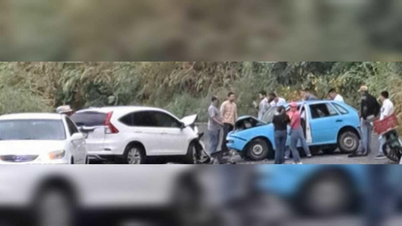 La vialidad en la carretera Toluca-Ciudad Altamirano se vio interrumpida un par de horas, mientras se retiraron los vehículos y el cuerpo sin vida de la víctima fue llevado al Servicio Médico Forense. Foto: Redes Sociales