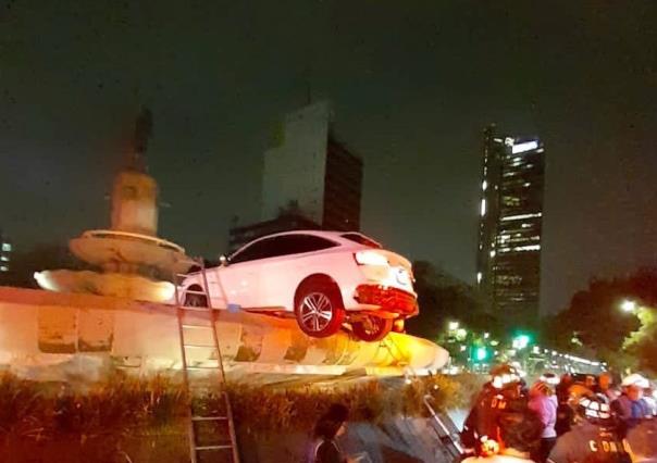 Camioneta termina atrapada sobre la fuente de la Diana Cazadora