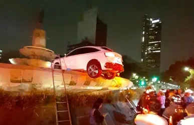 Choca pareja camioneta y queda en fuente de ¡la Diana Cazadora!
