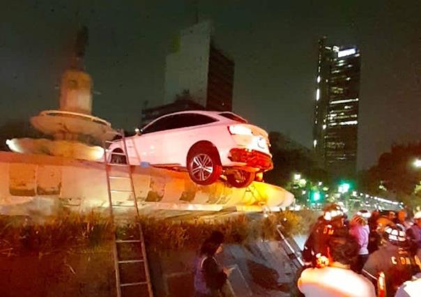 Choca pareja camioneta y queda en fuente de ¡la Diana Cazadora!