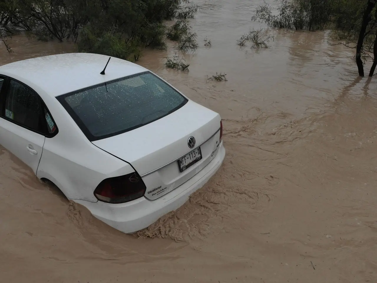 Arrastra corriente a mujer en el río Salinas de García, Nuevo León