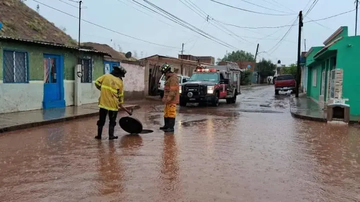 Personal de Protección Civil y Bomberos realizando trabajos para rehabilitar los desagües luego de las recientes lluvias. Foto: Cortesía.