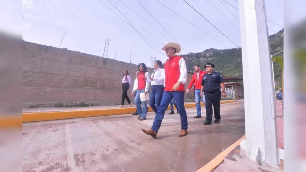 El gobernador Esteban Villegas durante su visita al municipio de Topia, acompañado del Secretario de Seguridad Pública, Óscar Galván. Foto: Facebook Esteban Villegas Villarreal.