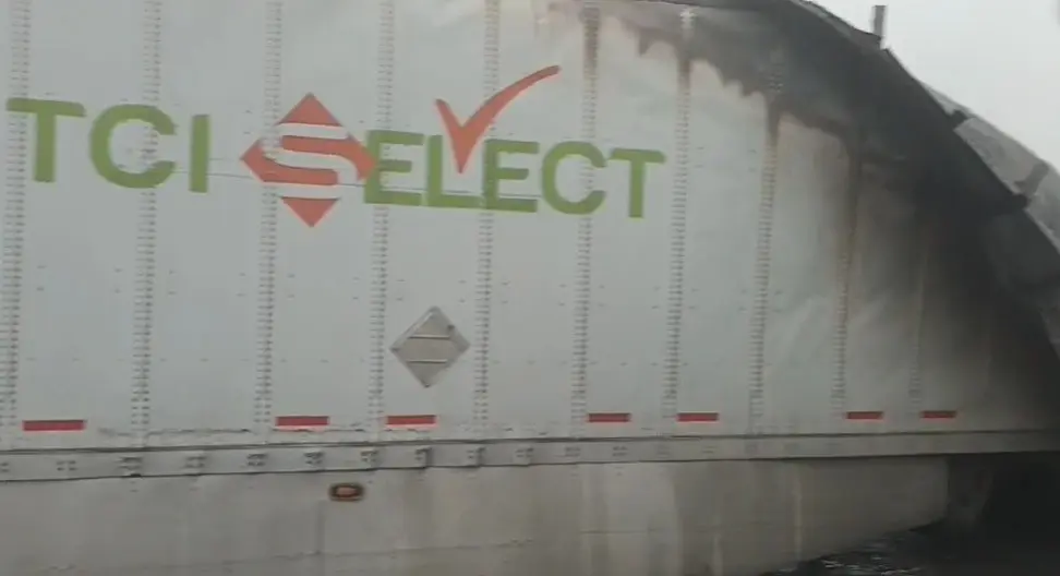 Se incendia tractocamión en la carretera a Saltillo