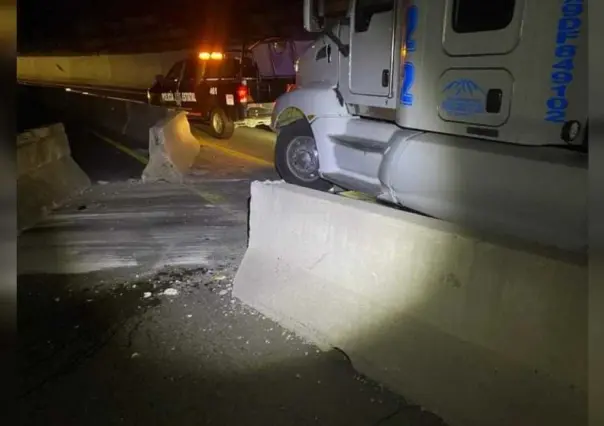 Impacta en muro de contención un tráiler en la Supercarretera