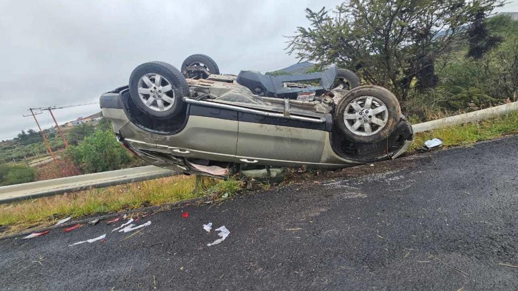 Vuelca camioneta en la carretera federal 45 en Zacatecas