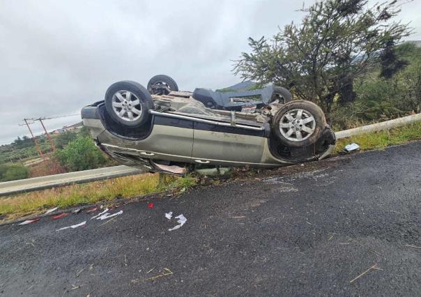 Vuelca camioneta en la carretera federal 45 en Zacatecas