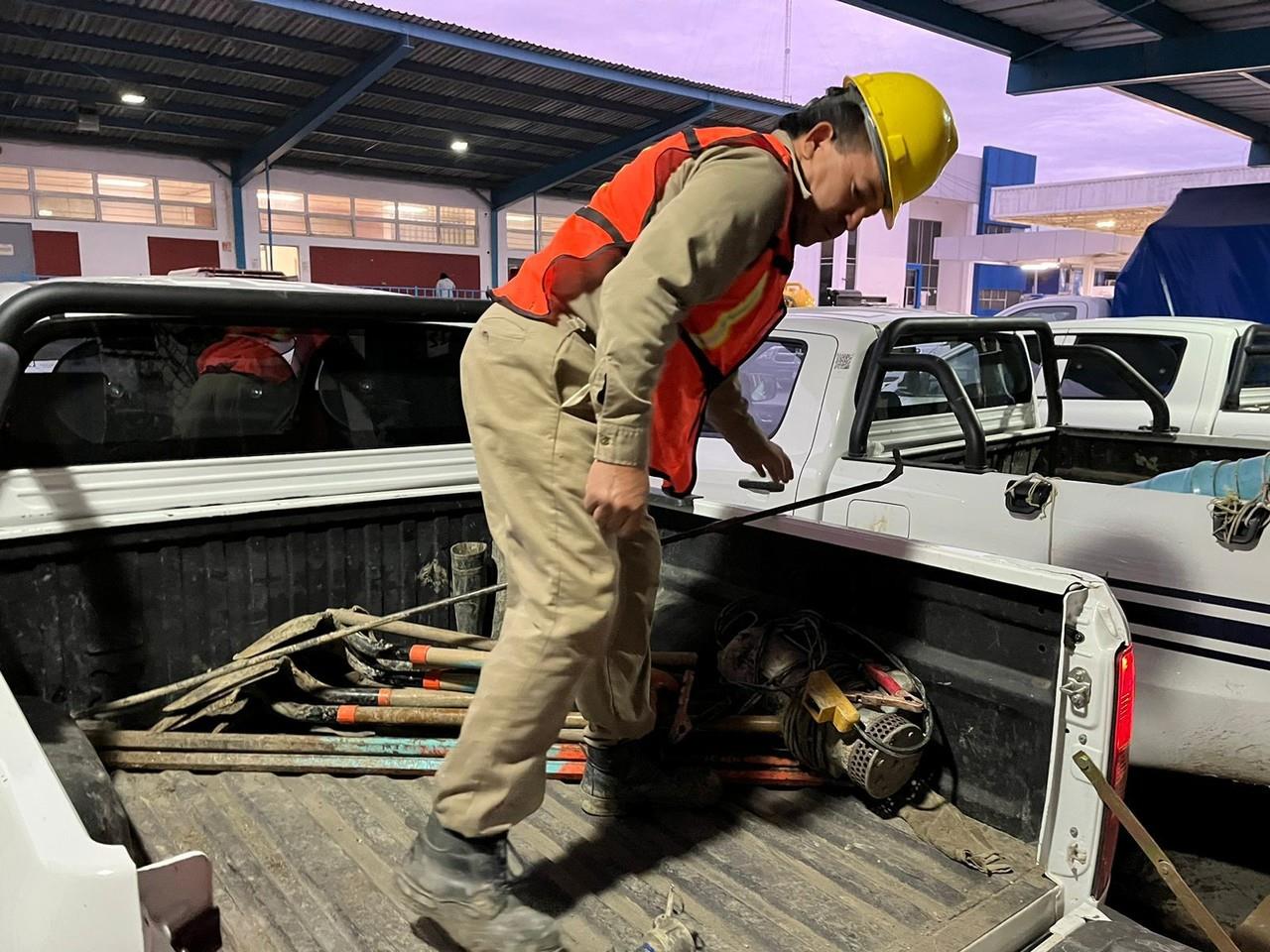 Un trabajador de Agua y Drenaje de Monterrey se prepara para reparar un desperfecto. Foto: Brenda Reza