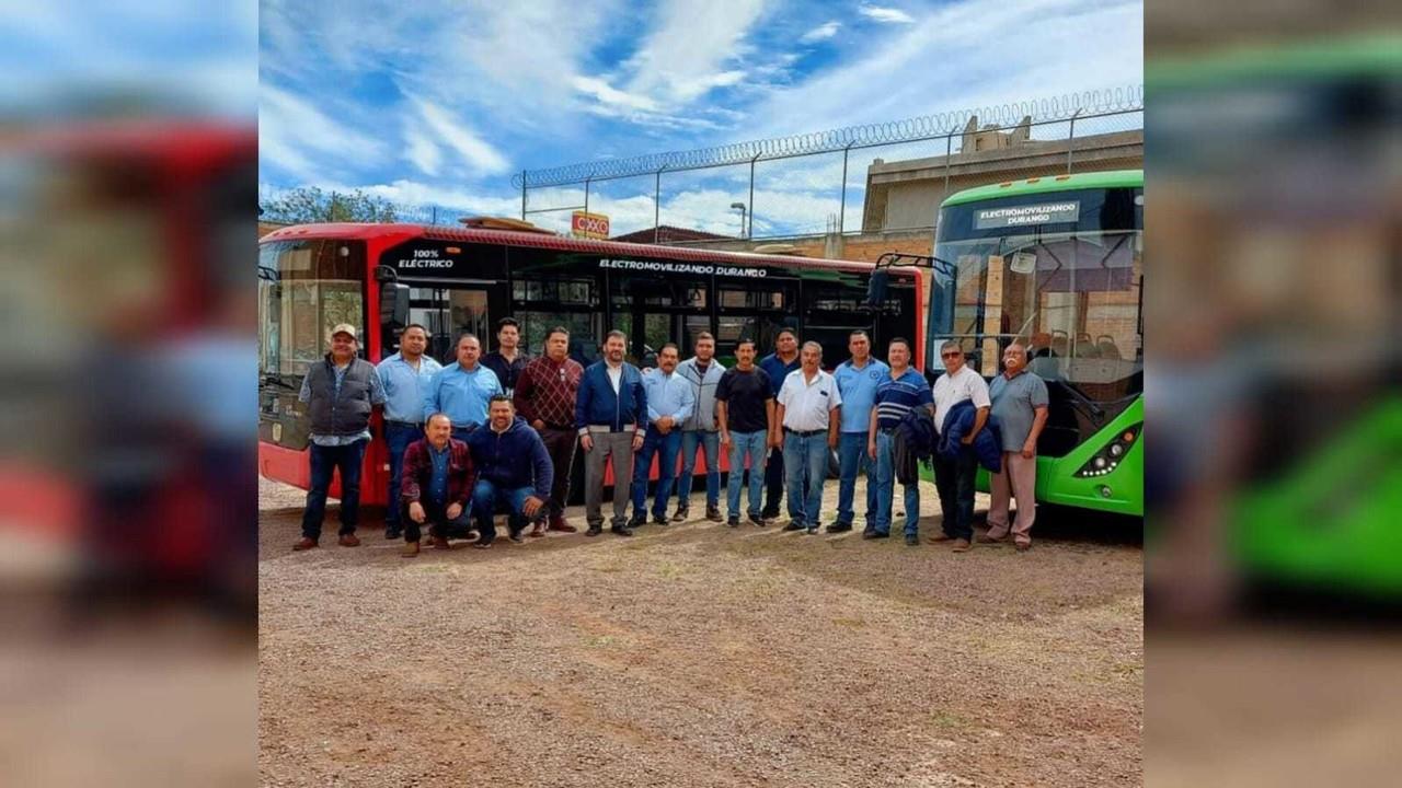 El titular de la Subsecretaria de Movilidad y Transportes, el ingeniero Rafael Valentín Aragón, presentó un proyecto para implementar transporte público eléctrico en Durango. Foto: Facebook/ @Secretaría General de Gobierno del Estado de Durango.