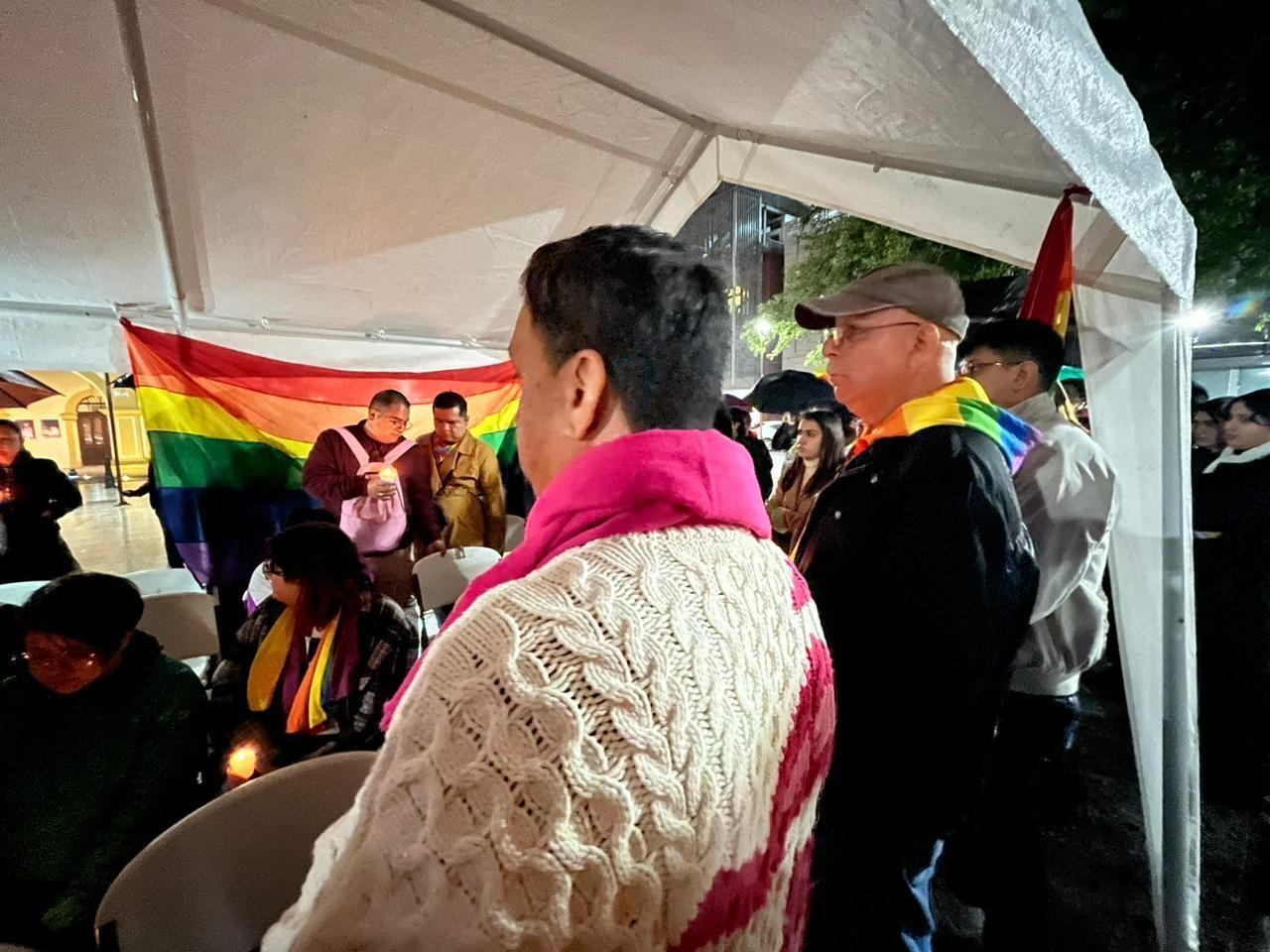Realizan vigilia por Magistrade; comunidad LGBT+ exige justicia