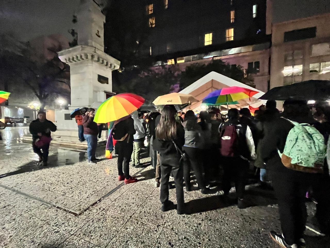 Realizan vigilia por Magistrade; comunidad LGBT+ exige justicia