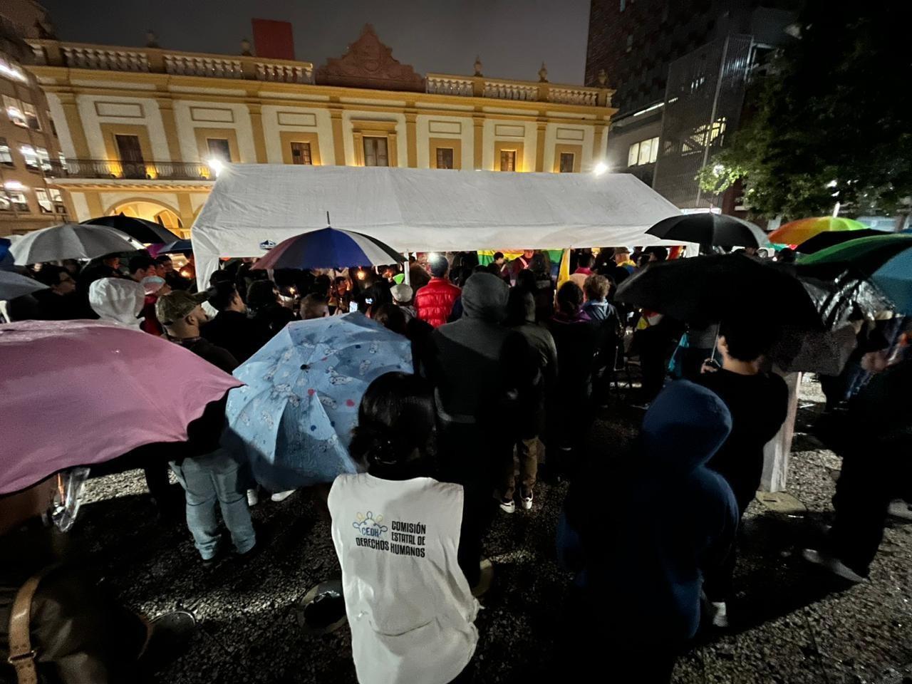 Realizan vigilia por Magistrade; comunidad LGBT+ exige justicia