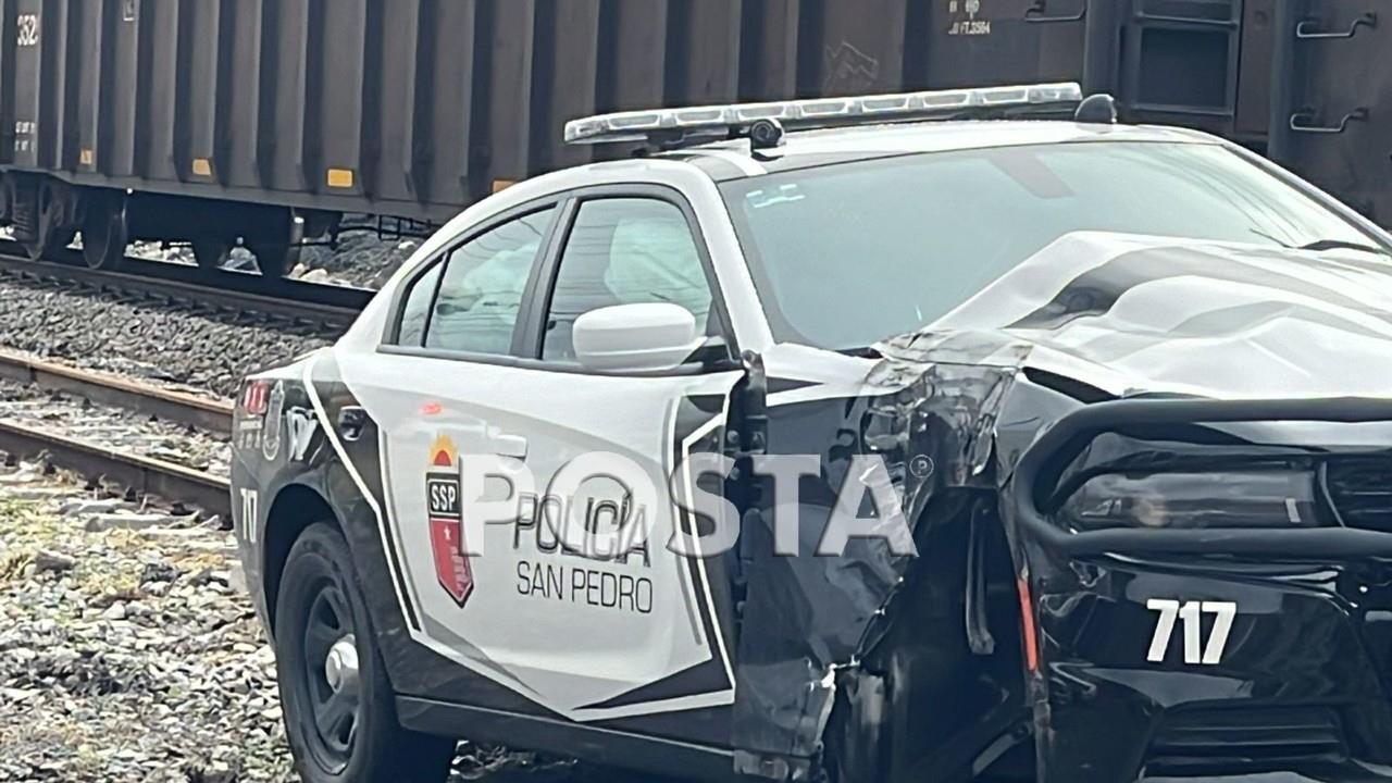 Patrulla de SanPedro ganarle paso al tren y es embestida. Fotos. Raymundo Elizalde