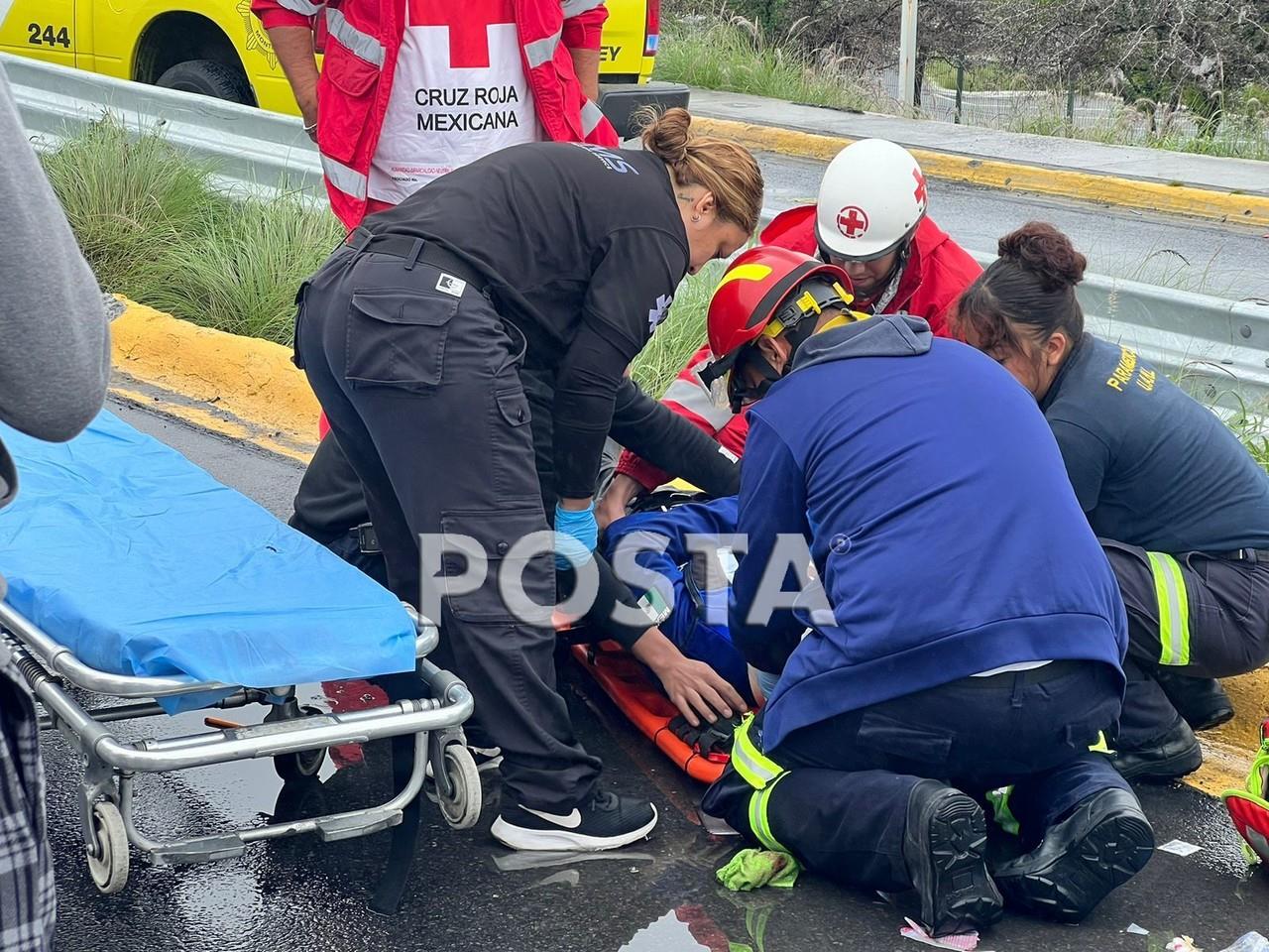 El percance ocurrió en la circulación hacia el municipio de García, a la altura de la avenida Pedregal de la Colina. Foto: Raymundo Elizalde.