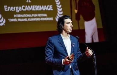 Insulta Adam Driver a periodista que criticó película “Ferrari”