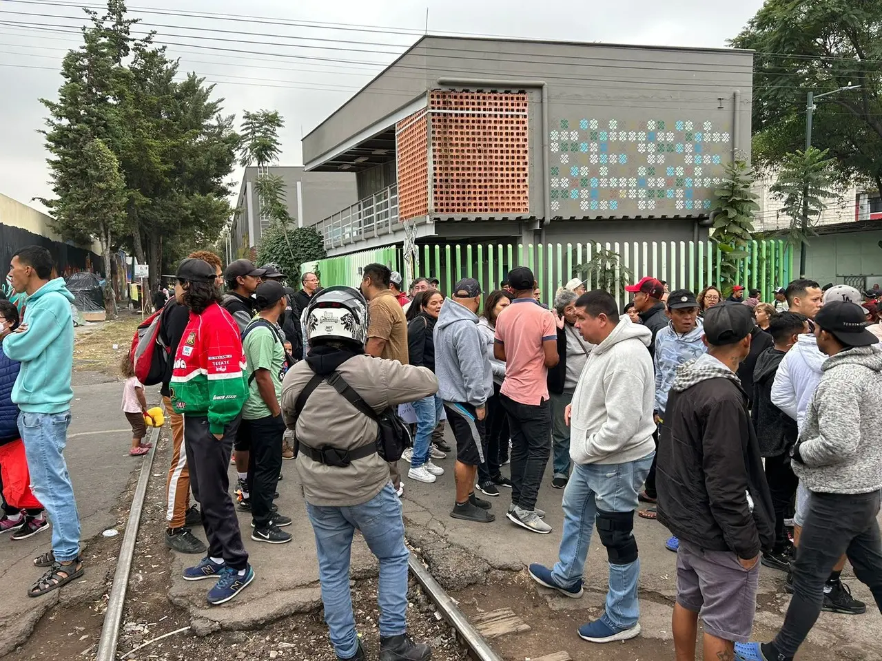 Vecinos de la colonia Vallejo piden retirar a migrantes de las calles. Foto: Ramón Ramírez