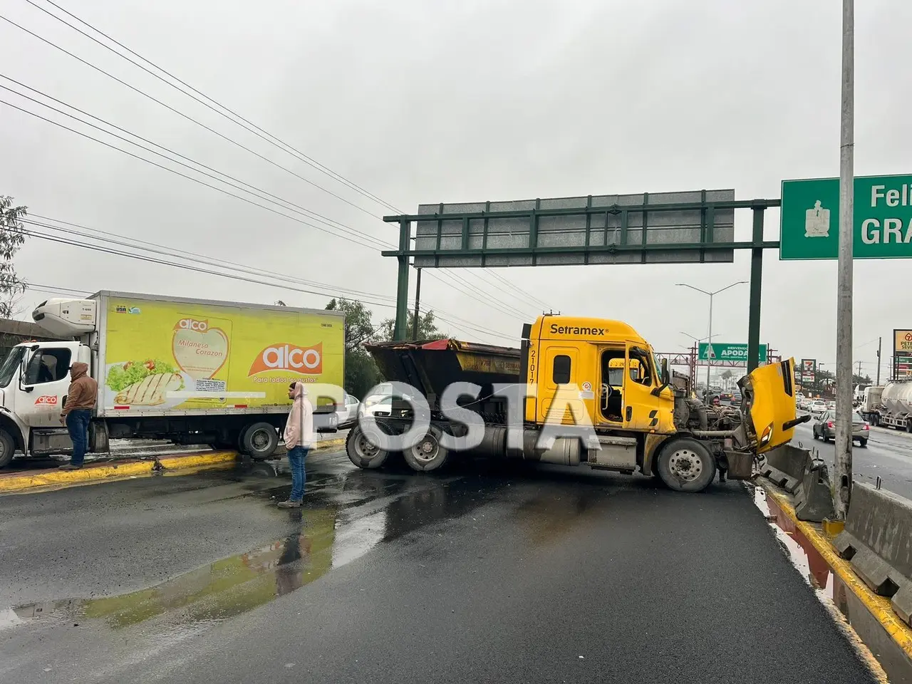 Dicho incidente vial se presenta ocurrió en la Carretera a Laredo, en el sentido de Escobedo hacía Apodaca. Foto: Raymundo Elizalde.