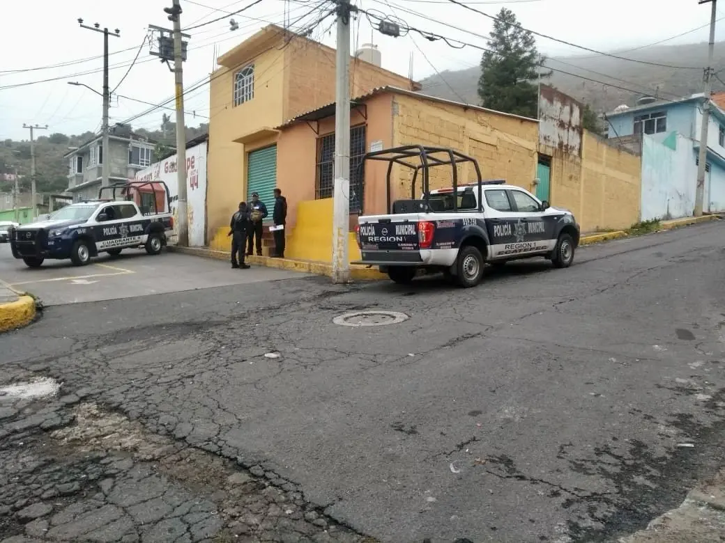 Los elementos policiacos resguardaron la zona hasta el levantamiento de la bolsa. Imagen: Cortesía.