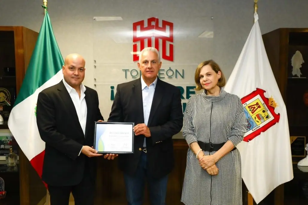 El alcalde Román Alberto Cepeda firmó una Carta de Participación en el Pacto Global de Alcaldes por el Clima y la Energía. (Fotografía: Gobierno de Torreón)